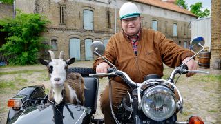 Horst Krause mit Ziege auf dem Motorrad (Bild: rbb/Arnim Thomaß)