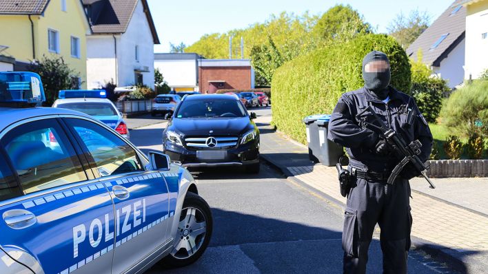 Polizisten bei einem Einsatz gegen eine Clan-Familie | WDR/RBB