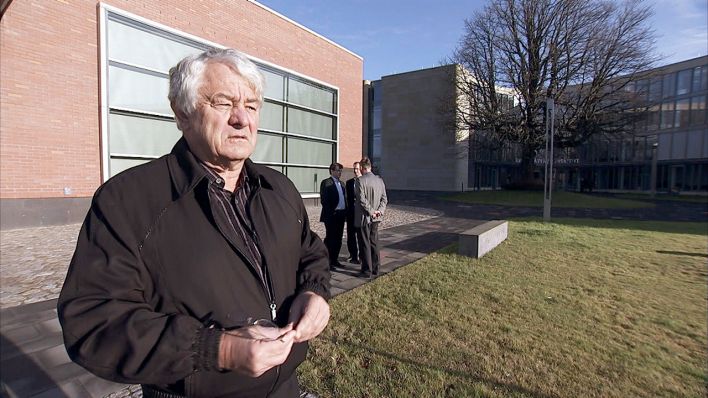 Filmstill: Hasso Plattner vor seinem Institut in Potsdam (Bild: rbb)
