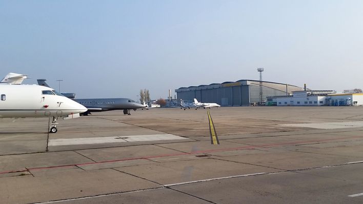 Flughafen Schönefeld: Der imposante Spannbeton-Hangar zeugt vom Aufbruch der DDR-Luftfahrt.