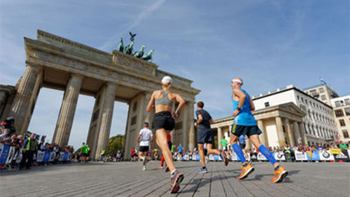 41. Berlin-Marathon: Läufer vor dem Brandenburger Tor