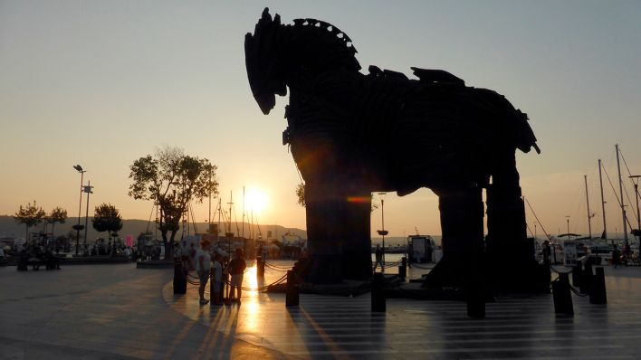 Das wichtigste Requisit aus dem Hollywoodfilm "Troja" steht am Hafen der Regionalhauptstadt Canakkale | Quelle: rbb/Johannes Unger