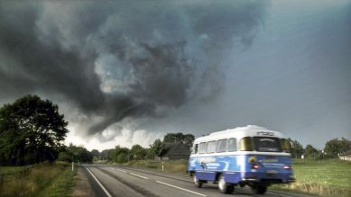Der himmelblaue rbb-Robur-Bus auf dem Weg von Kaunas nach Vilnius bei Gewitter. | Quelle: rbb/Jan Urbanski