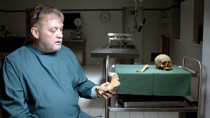 Dr. Harald Voß erläutert einen Knochenfund aus einem Wald © rbb