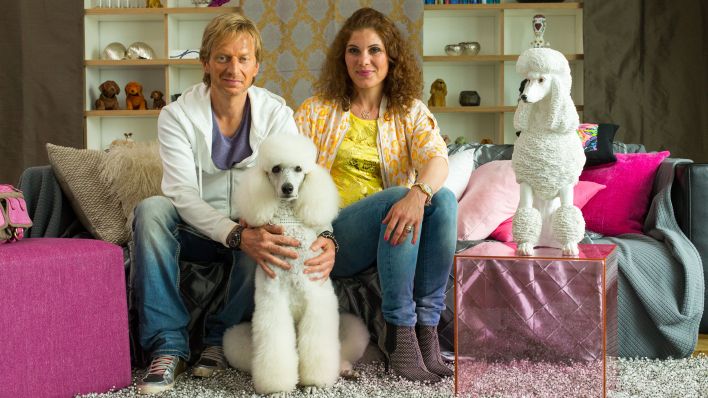 Szene von den Dreharbeiten zur ersten Staffel der rbb-Serie "Meine heile Welt" von und mit Michael Kessler, hier als "Mike Schneider" gemeinsam mit Yasmina Djaballah als "Nadine Fottner" und Hund "Delilah".