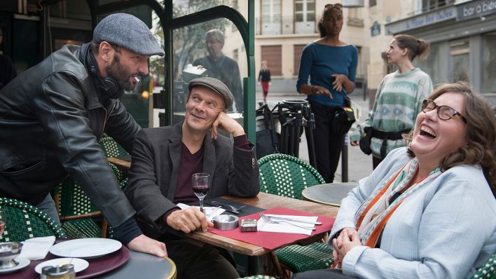 Der Regisseur Titus Selge (links) mit den Darstellern Edgar Selge (Rolle François) und Bettina Stucky (Rolle Françoise Tanneur) bei den Dreharbeiten in Paris (Credit: rbb/NFP/Manon Renier)