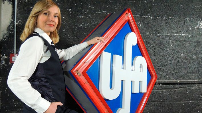 Najda Uhl mit Ufa-Logo im Studio Babelsberg