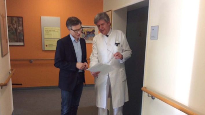 rbb Praxis Reporter Justus Kliss (li.) und Chefarzt der Klinik für Innere Medizin Dr. Clemens Fahrig der Leiter des Gefäßzentrums Berlin-Brandenburg.