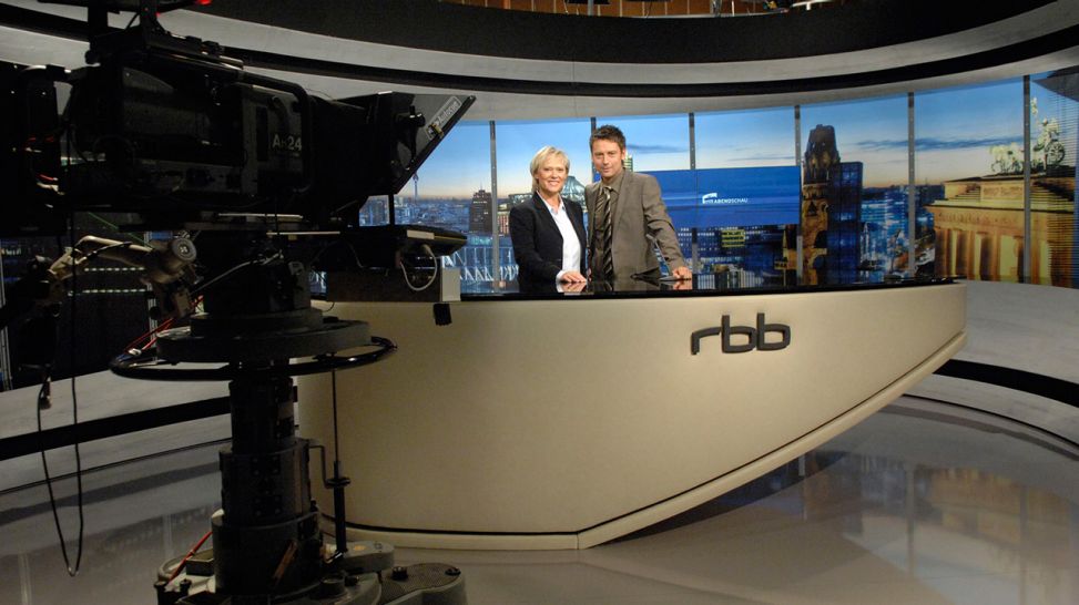Sascha Hingst präsentiert im Wechsel mit Cathrin Böhme die "Abendschau" im rbb Fernsehen.