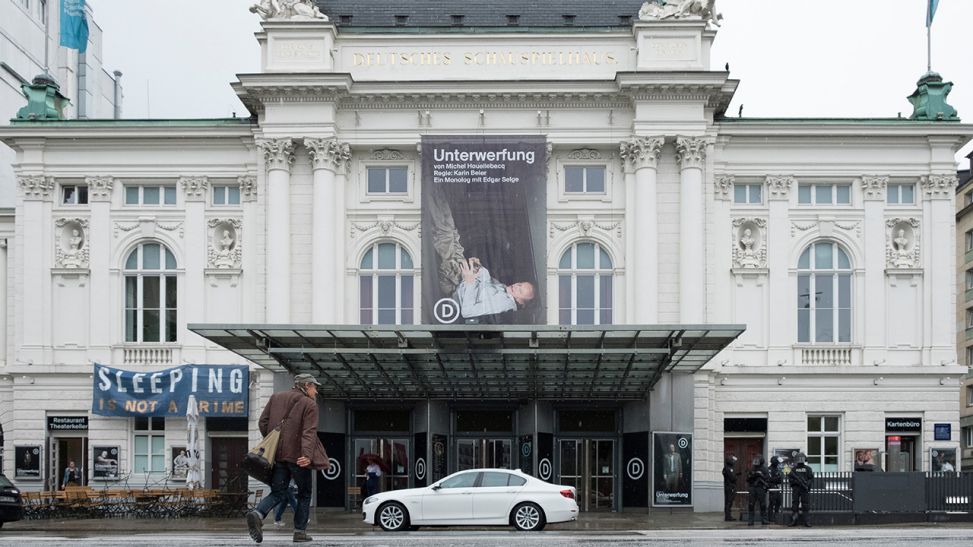 Edgar Selge auf dem Weg ins Deutsche Schauspielhaus Hamburg (Bild: rbb/NFP/Christine Schroeder)