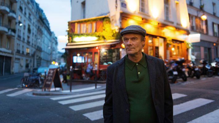 François (Edgar Selge) bei einem Spaziergang durch die Straßen von Paris (Bild: rbb/NFP/Manon Renier)