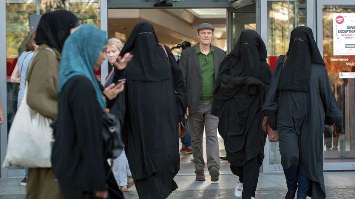 François (Edgar Selge, Mitte) zwischen verschleierten Frauen in Paris (Bild: rbb/NFP/Manon Renier)