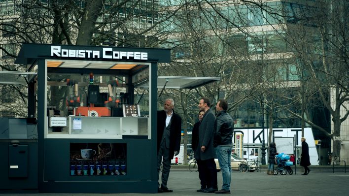 Mitten auf dem Kurfürstendamm steht der ultramoderne "Robista" Coffeeshop, der gerade zum Tatort wurde (Bild: rbb/Conny Klein).
