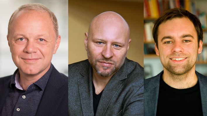 Die rbb-Reporter Adrian Bartocha, Olaf Sundermeyer und Jan Wiese haben den Journalistenpreis "Der lange Atem" gewonnen (Bild: rbb/(M)/Ludwig/Ekko von Schwichow/Alma Glomb).
