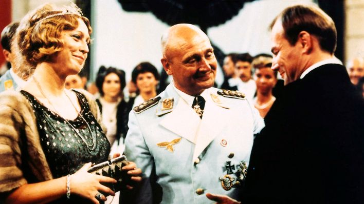 Der Schauspieler Hendrik Höfgen (Klaus Maria Brandauer, r.) fühlt sich durch die Aufmerksamkeit des Generals (Rolf Hoppe) und dessen Freundin Lotte Lindenthal (Christine Harbort) geschmeichelt (Bild: rbb/MDR/Cine aktuell).