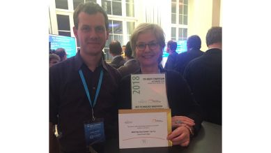 Sabine Wahrmann (Leiterin der Redaktion Programmdaten und Interaktive Dienste) nahm die Auszeichnung zusammen mit Henning Kubbutat (DVB-Systemplanung und -service) stellvertretend für das gesamte Team in Empfang (Bild: rbb/Annette Wilson).