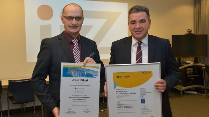 IVZ-Geschäftsführer Dr. Georg Greten und rbb-Verwaltungsdirektor Hagen Brandstäter halten die Zertifikate von SAP und Intertek (Bild: rbb/Thomas Ernst)