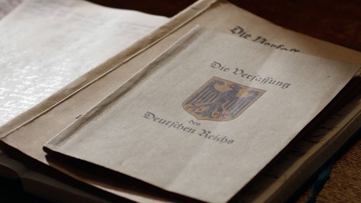 Die Verfassung des Deutschen Reichs als Schulbuch. | rbb/Schmidt & Paetzel