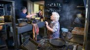 Die Requisite präpariert die ausgebrannte Küche im Gasthof Krause. Im Hintergrund: Horst Krause, Carmen-Maja Antoni (Bild: rbb/Arnim Thomaß)
