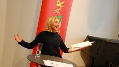 Schauspielerin Antje von der Ahe liest aus "Zum Blocksberg im April", geschrieben von Annette Herzog (Bild: rbb/Birgit Patzelt).