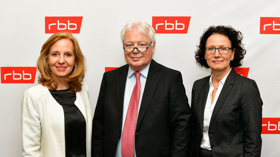 Wolf-Dieter Wolf, Dorette König (r.) und rbb-Intendantin Patricia Schlesinger am 11. April 2019 (Bild: rbb/Oliver Ziebe)