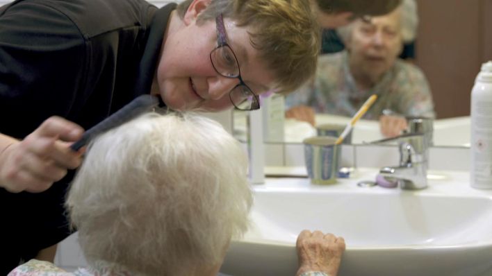 Pflegerin frisiert dementer Dame die Haare (Bild:rbb)