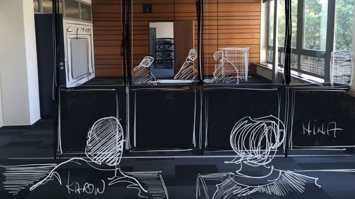 Das Scribble zeigt die Idee, wie die Aufteilung des Raumes erfolgen soll,, damit die Büros des Reviers ähnlich aussehen wie in den vorausgegangenen Berliner „Tatort“-Folgen (Bild: rbb/Jörg Baumgarten).