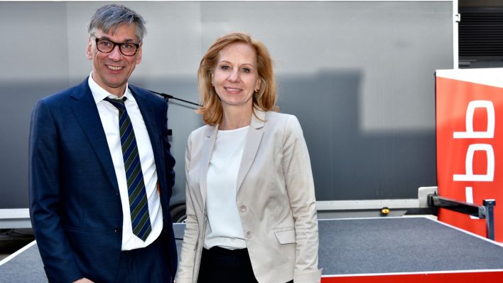 Staatssekretär Stefan Tidow und Patricia Schlesinger (Bild: rbb/Oliver Ziebe)