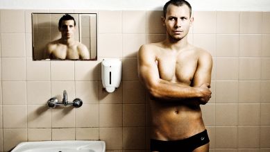 Kuba (Mateusz Banasiuk, re.) hat in der Schwimmhalle oft schnellen Sex mit Männern. © rbb/Andrzej Wencel/Edition Salzgeber