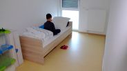Junge in einer Notunterkunft für wohnungslose Familien in München | rbb/Lona•media/Jochen Scheid
