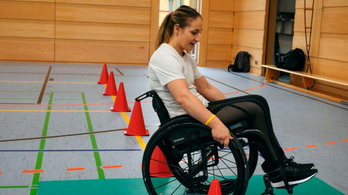Kristina Vogel beim Training mit dem Rollstuhl (Bild: rbb/Florian Weichert)