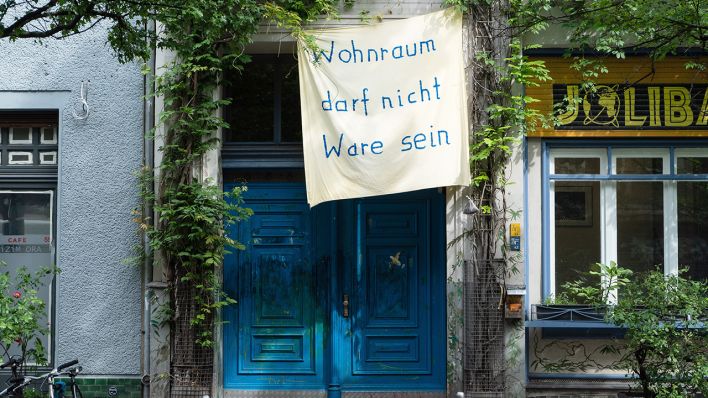 Wohnraum darf nicht Ware sein - Transparent an einem Kreuzberger Haus | rbb/Ariane Böhm
