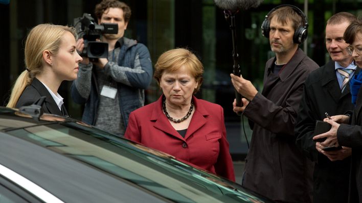 Imogen Kogge (Mitte) als Angela Merkel