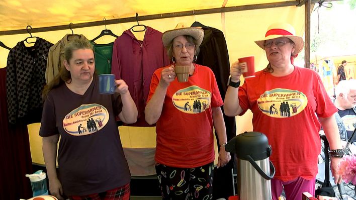 Rentnerin Chrissy (Mitte) mit ihrem Verein "Die Super-Armen" - Flohmarktverkauf für eine eigene Beratungsstelle für andere arme Rentner. | rbb