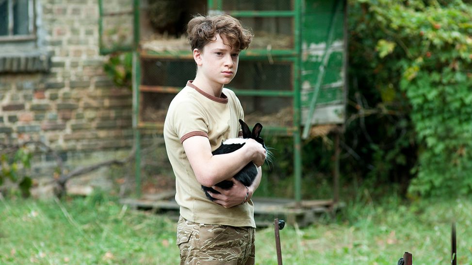Der Sohn des Opfers, Tomasz Sekula (Joshio Marion), flüchtet sich in seiner Trauer zu seinen Tieren. (Bild:rbb/Oliver Feist)