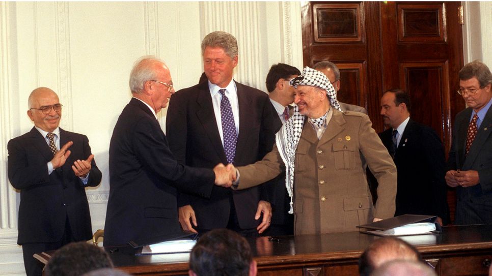 Rabin und Arafat geben sich nach der Unterzeichnung des Oslo II-Abkommens im weißen Haus (1995) die Hände. | rbb/OHAYON AVI