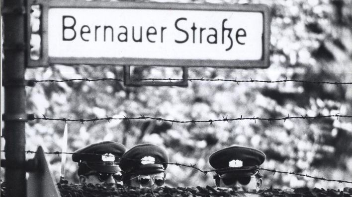 Eine Straße als Symbol. Die Bernauer Straße, Trennlinie zwischen Ost und West. (Bild: rbb/National Archives) (Bild: rbb/