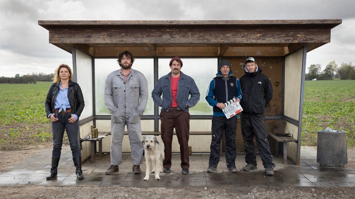"Warten auf'n Bus" (v.l.n.r.): Jördis Triebel (Kathrin), Ronald Zehrfeld (Hannes), Hund Maik, Felix Kramer (Ralle), Dirk Kummer (Regie), Falko Lachmund (Kamera). | rbb/Frédéric Batier