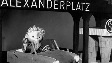 Das erste Auto: Das Sandmännchen im Trabant an der S-Bahn-Unterführung Berlin-Alexanderplatz. (1964) | rbb/DRA/Günther Vent