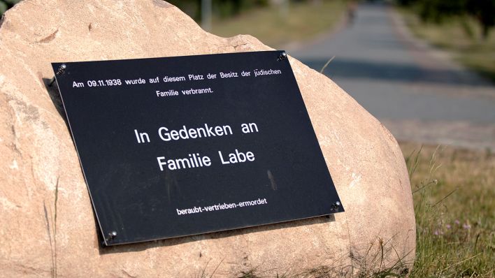 Gedenkstein in Glambeck für die Familie Labe | rbb/Schmidt & Paetzel Fernsehfilme