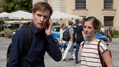 Luise Kossen (Paula Kroh) beobachtet skeptisch, wie ihr Freund Benjamin (Anton von Lucke) wieder einen geheimnisvollen Anruf bekommt. (Bild: rbb/Volker Roloff)