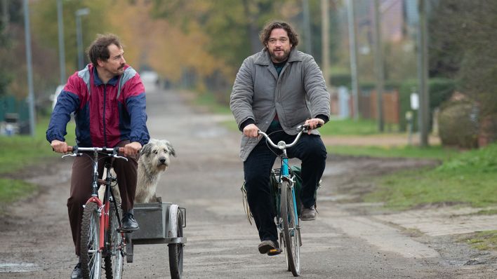Ralf (Felix Kramer) und Johannes (Ronald Zehrfeld) auf dem Fahrrad mit Maik. (Bild: rbb/Frédéric Batier)