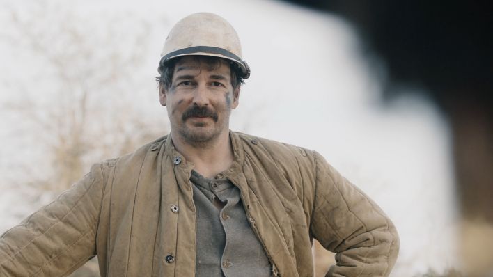 Ralf (Felix Kramer) als Bergbauarbeiter (Bild: rbb/Senator Film Produktion GmbH)