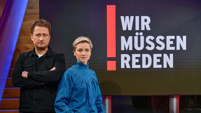 Andreas Rausch und Sarah Oswald live vor Ort im mobilen Studio. (Bild: rbb/Oliver Ziebe)