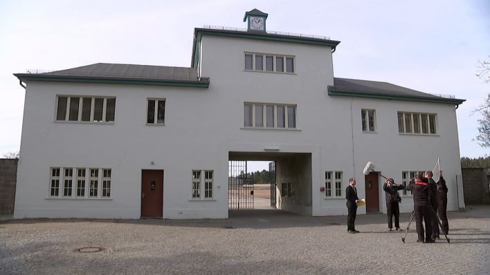 "75 Jahre Befreiung - Gedenken in Sachsenhausen und Ravensbrück" (rbb): Eingang Gedenkstätte Sachsenhausen