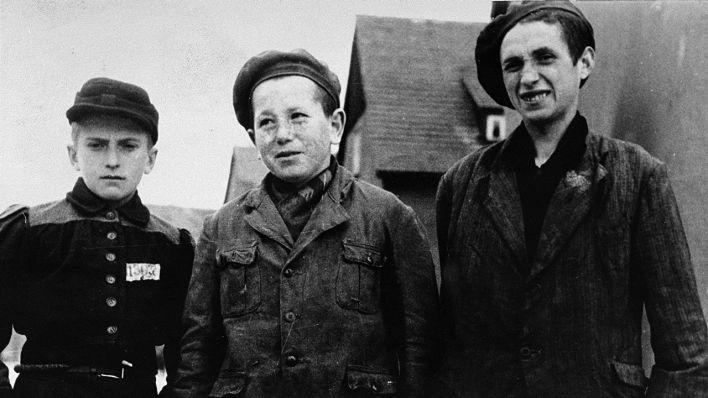 Beniek Ajnszydler (links) wurde als 12-jähriger Junge aus dem KZ Buchenwald befreit. Das Foto zeigt ihn wenige Tage nach der Ankunft der US-Armee. | rbb/National Archives and Records Administration, College Park