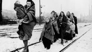 Flüchtlinge aus Polen erreichen Berlin im Winter 1945 | rbb/zeroone/Keystone/Getty Images