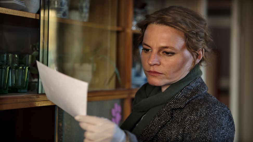 Kriminalhauptkommissarin Olga Lenski (Maria Simon) findet in der Wohnung des flüchtigen Täters stichhaltige Hinweise. (Bild: rbb/Arnim Thomaß)
