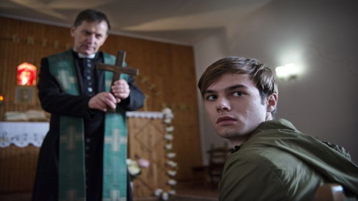 Jonas Fleischauer (Tom Gronau, re) muss sich regelmäßig von Pater Anselm (Maciej Robakiewicz, li) exorzieren lassen. (Bild: rbb/Arnim Thomaß)