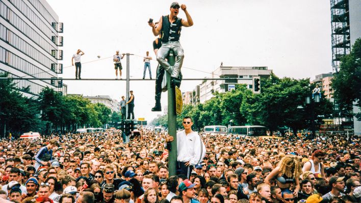 Menschen auf den Straßen von Berlin zur Loveparade | rbb/Tilman Brembs